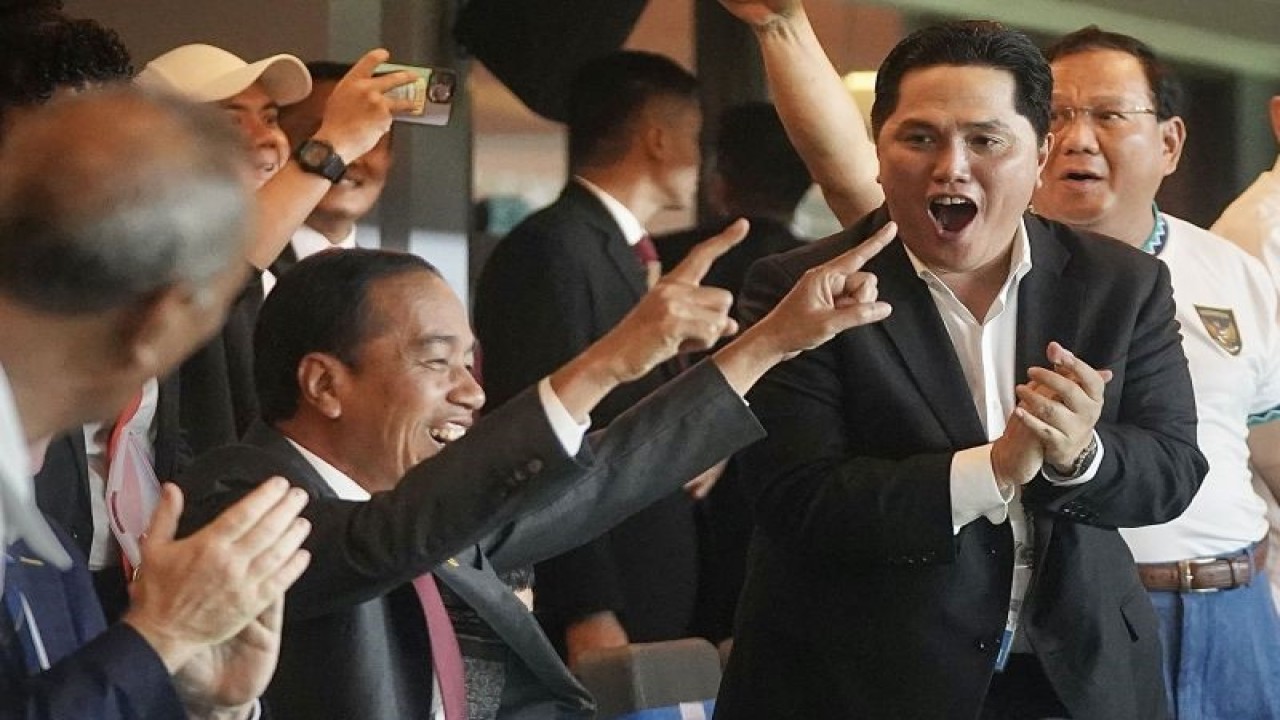 Presiden Joko Widodo bersama Ketua Umum PSSI Erick Thohir (ketiga kanan), Menteri Pertahanan Prabowo Subianto (kedua kanan), dan Ketua MPR Bambang Soesatyo (kanan) menyaksikan pertandingan babak penyisihan Grup A Piala Dunia U-17 2023 antara Timnas Indonesia melawan Timnas Ekuador di Stadion Gelora Bung Tomo, Surabaya, Jawa Timur, Jumat (10/11/2023). ANTARA FOTO/Dhemas Reviyanto/foc.
