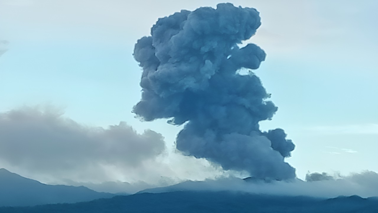 Tangkapan layar CCTV yang memperlihatkan erupsi material baru yang keluar dari kawah Gunung Dukono di Pulau Halmahera, Maluku Utara, Kamis (9/11/2023). (ANTARA/HO-PVMBG)