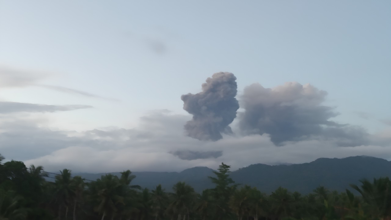 Tangkapan layar CCTV yang memperlihatkan erupsi setinggi lebih kurang 2.090 meter yang keluar dari kawah Gunung Dukono di Pulau Halmahera, Provinsi Maluku Utara, Jumat (24/11/2023). PVMBG mencatat gempa letusan saat ini sudah menurun dan meminta masyarakat tetap waspada dengan berbagai aktivitas vulkanik yang bisa muncul sewaktu-waktu. (ANTARA/HO-PVMBG)