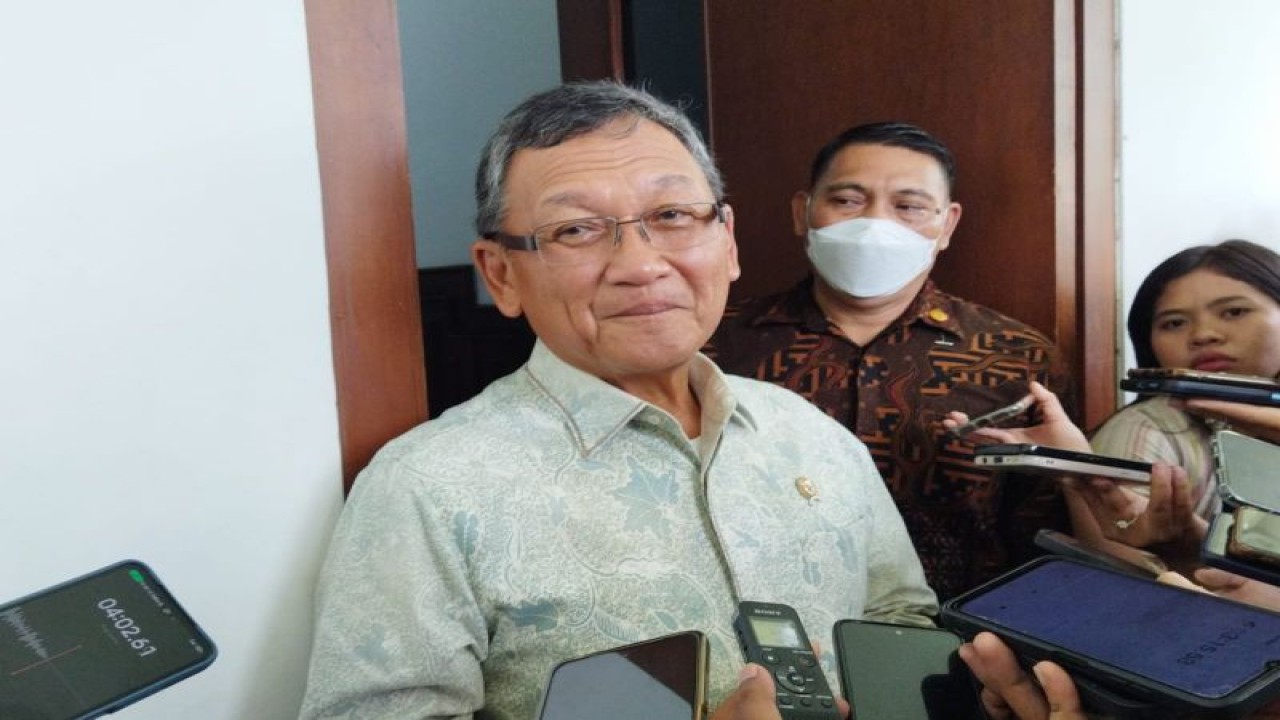 Menteri ESDM Arifin Tasrif saat diwawancarai awak media di Gedung Kementerian ESDM, Jakarta, Jumat (17/11/2023). ANTARA/Benardy Ferdiansyah