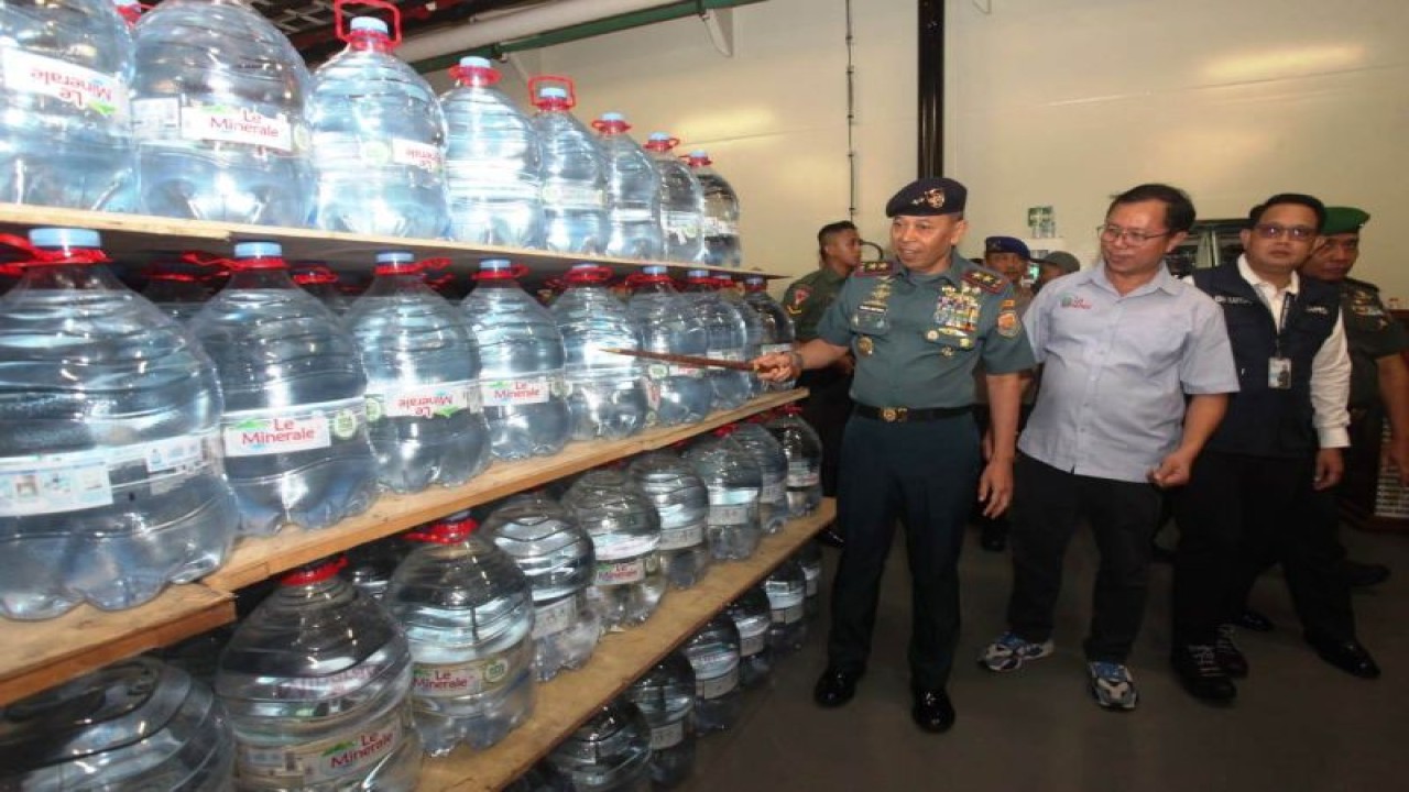 Panglima Koarmada II Laksamana Muda TNI Yayan Sofiyan (kiri) didampingi Sekdaprov Jatim Adhy Karyono saat meninjau bantuan produk minuman air mineral untuk untuk warga Palestina yang menjadi korban di Jalur Gaza di Dermaga Komando Armada (Koarmada) II Surabaya, Selasa (28/11/2023). (ANTARA/Didik Suhartono)