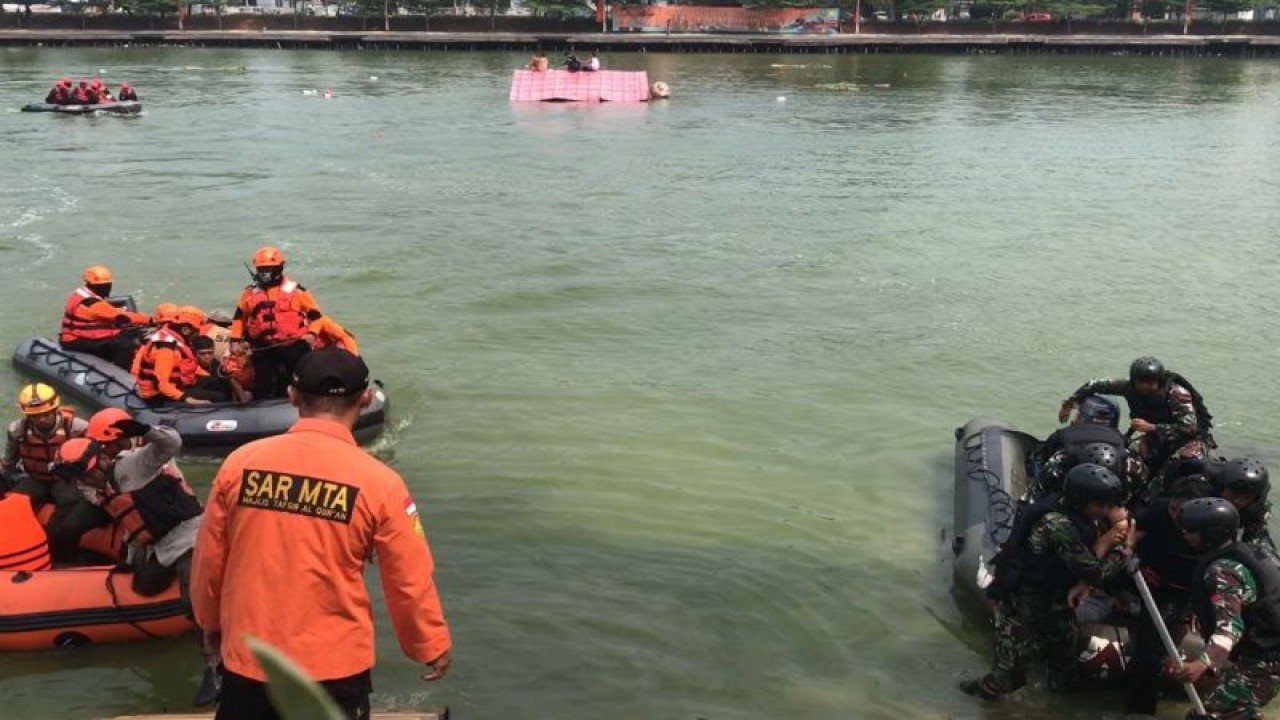 Proses evakuasi korban banjir dalam simulasi antisipasi banjir Jakarta dan sekitarnya di Danau Sunter Jakarta, Kamis (16/11/2023). ANTARA/Devi Nindy.