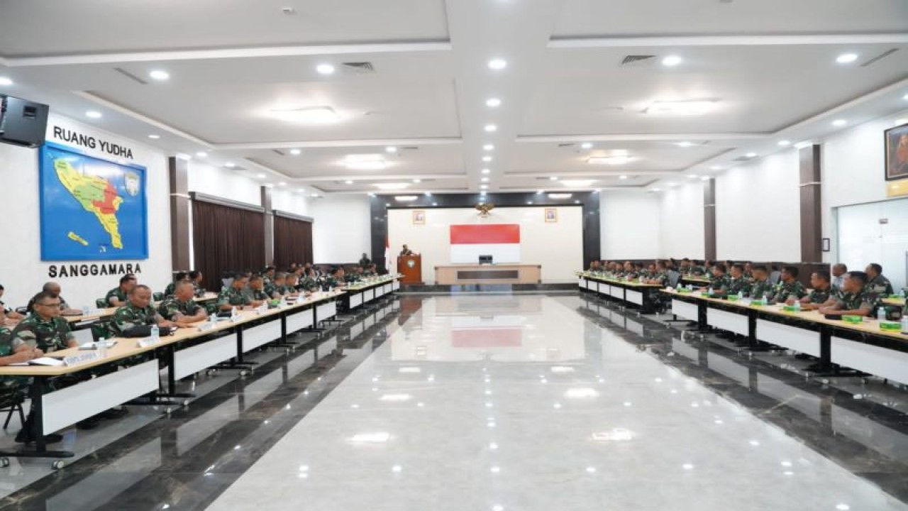 Panglima Komando Daerah Militer Iskandar Muda (Pangdam IM) Mayjen TNI Novi Helmy Prasetya mengevaluasi Program I'M Jagong dalam upaya meningkatkan ketahanan pangan. (ANTARA/HO-Kapendam IM)