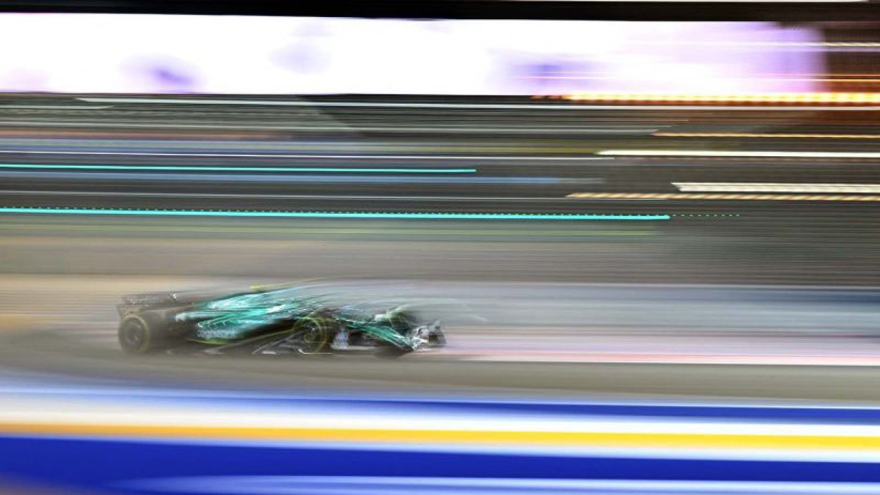 Pembalap Aston Martin Fernando Alonso melaju saat sesi latihan balapan F1 GP Singapura di Marina Bay Street Circuit, Singapura (15/9/2023). ANTARA FOTO/Andy Chua/aww.