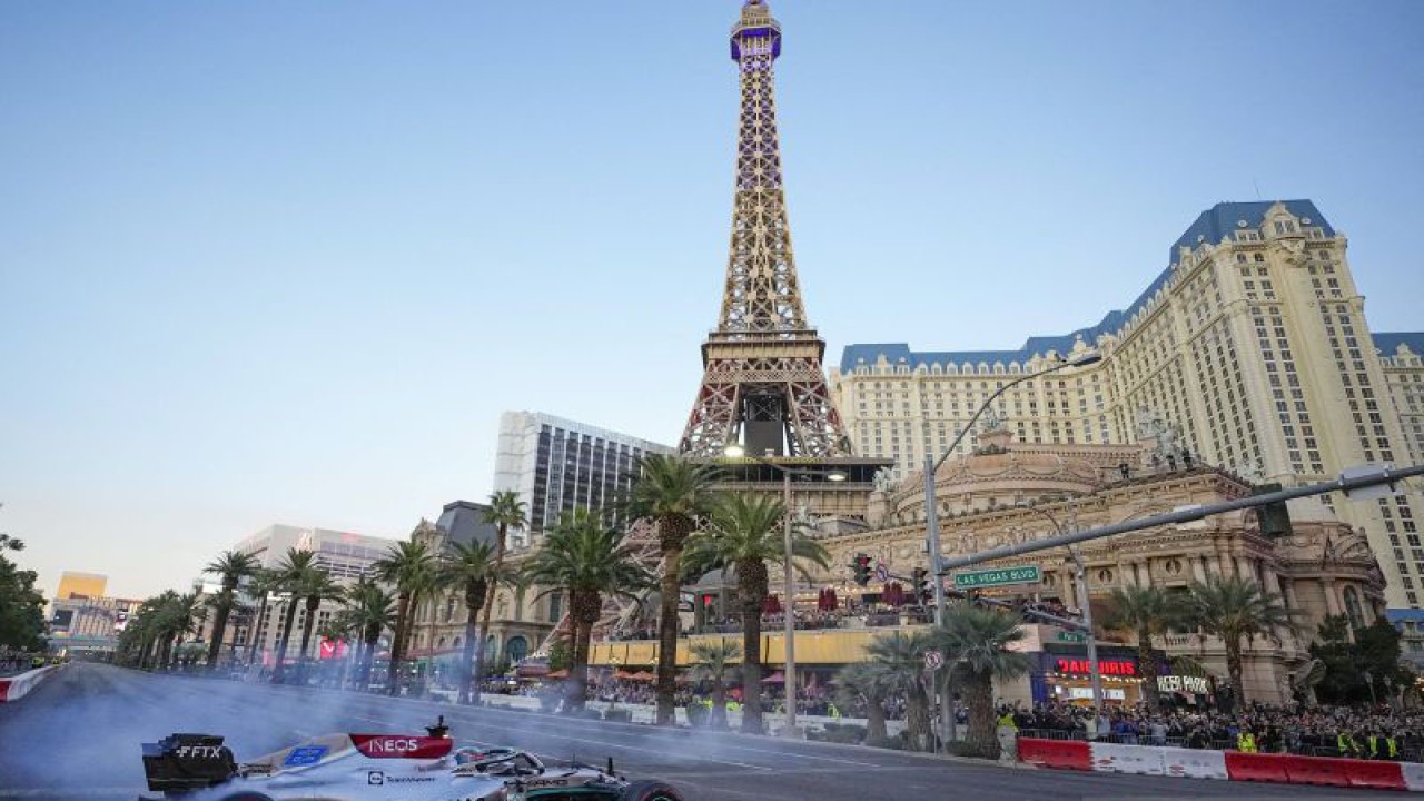 Foto arsip - Pebalap tim Mercedes-AMG Petronas George Russell melakukan spin di trek balap F1 GP Las Vegas saat pesta peluncuran di Las Vegas Strip, Las Vegas, Nevada, AS, Sabtu (5/11/2022). ANTARA FOTO/Reuters/Ray Acevedo-USA TODAY Sports/foc.