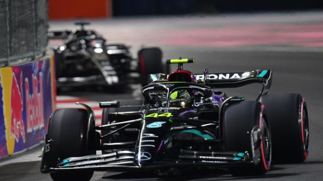 Pembalap Mercedes AMG Petronas Lewis Hamilton melaju saat sesi latihan balap F1 GP di Las Vegas Strip Circuit, Nevada, AS (17/11/2023). ANTARA FOTO/Gary A. Vasquez-USA TODAY Sports via Reuters/tom.