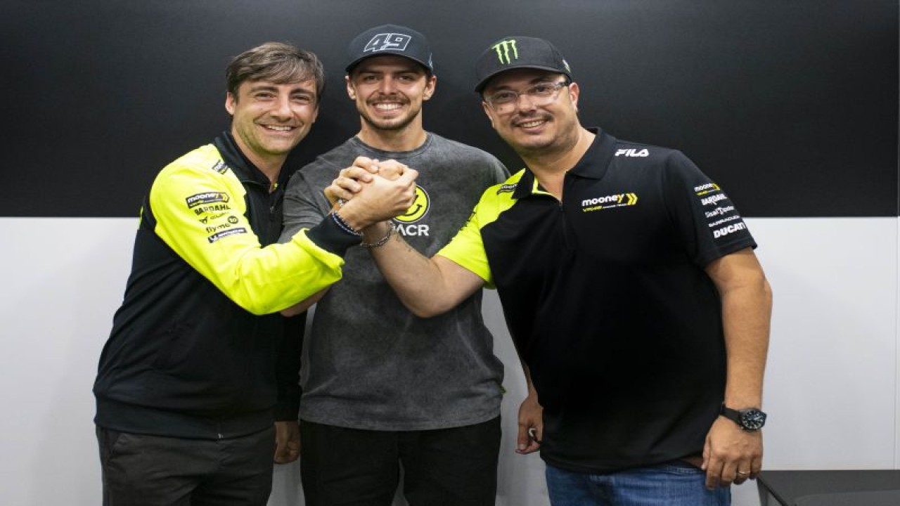Fabio Di Giannantonio (tengah) berfoto bersama perwakilan VR46 menandai bergabungnya ia di tim balap tersebut untuk MotoGP musim 2024. (ANTARA/HO/VR46)