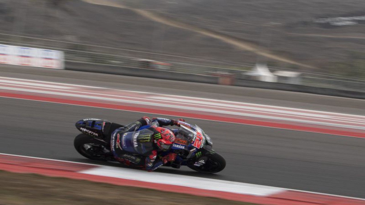 Pembalap Monster Energy Yamaha Fabio Quartararo memacu motornya pada balapan MotoGP seri ke-15 di Pertamina Mandalika International Street Circuit, Lombok Tengah, NTB, Minggu (15/10/2023). ANTARA FOTO/Wahyu Putro A/nz (ANTARA FOTO/WAHYU PUTRO A)