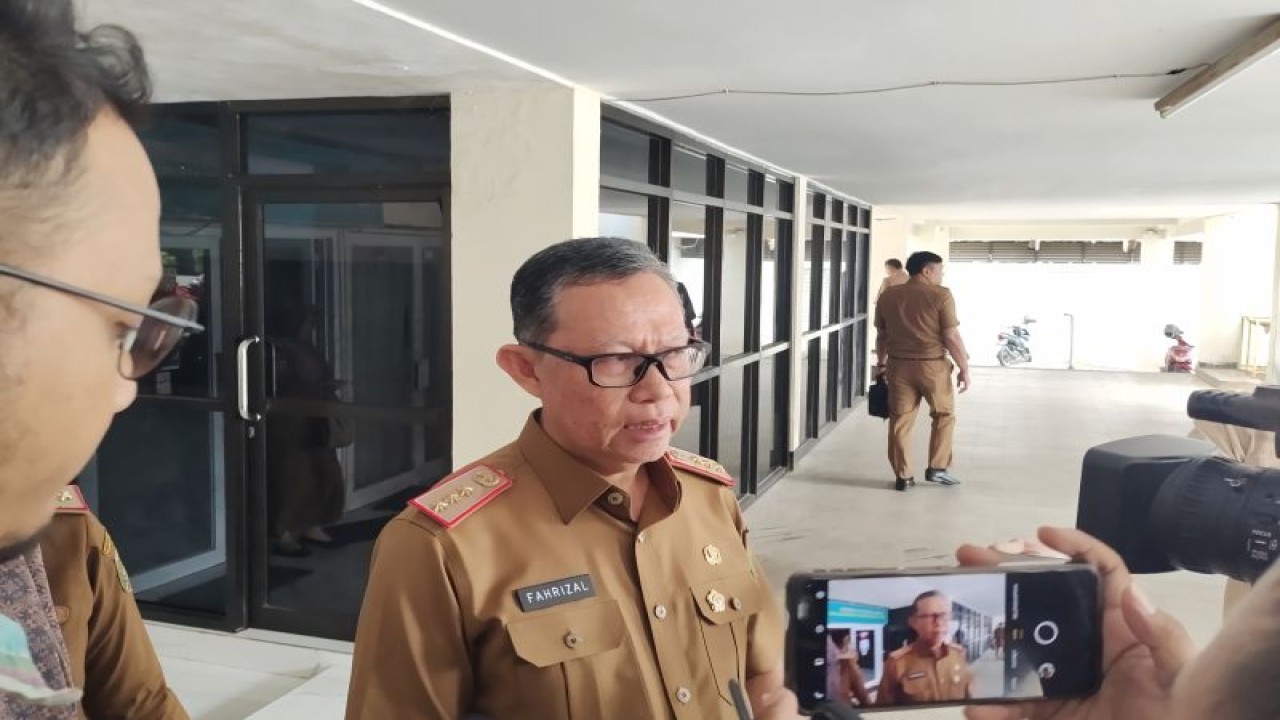 Arsip-Sekretaris Daerah Provinsi Lampung Fahrizal Darminto saat memberi keterangan. ANTARA/Ruth Intan Sozometa Kanafi.