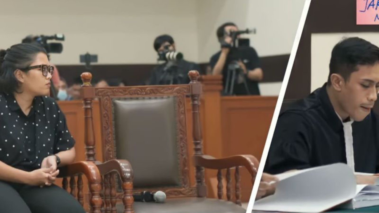 Tangkapan layar aktivis HAM Fatia Maulidiyanti tengah mendengarkan pembacaan surat tuntutan oleh Jaksa Penuntut Umum (JPU) di Pengadilan Negeri Jakarta Timur, Cakung, yang ditayangkan secara daring, Senin (13/11/2023). Dalam persidangan itu, Fatia dituntut 3,5 tahun penjara. ANTARA/Syaiful Hakim