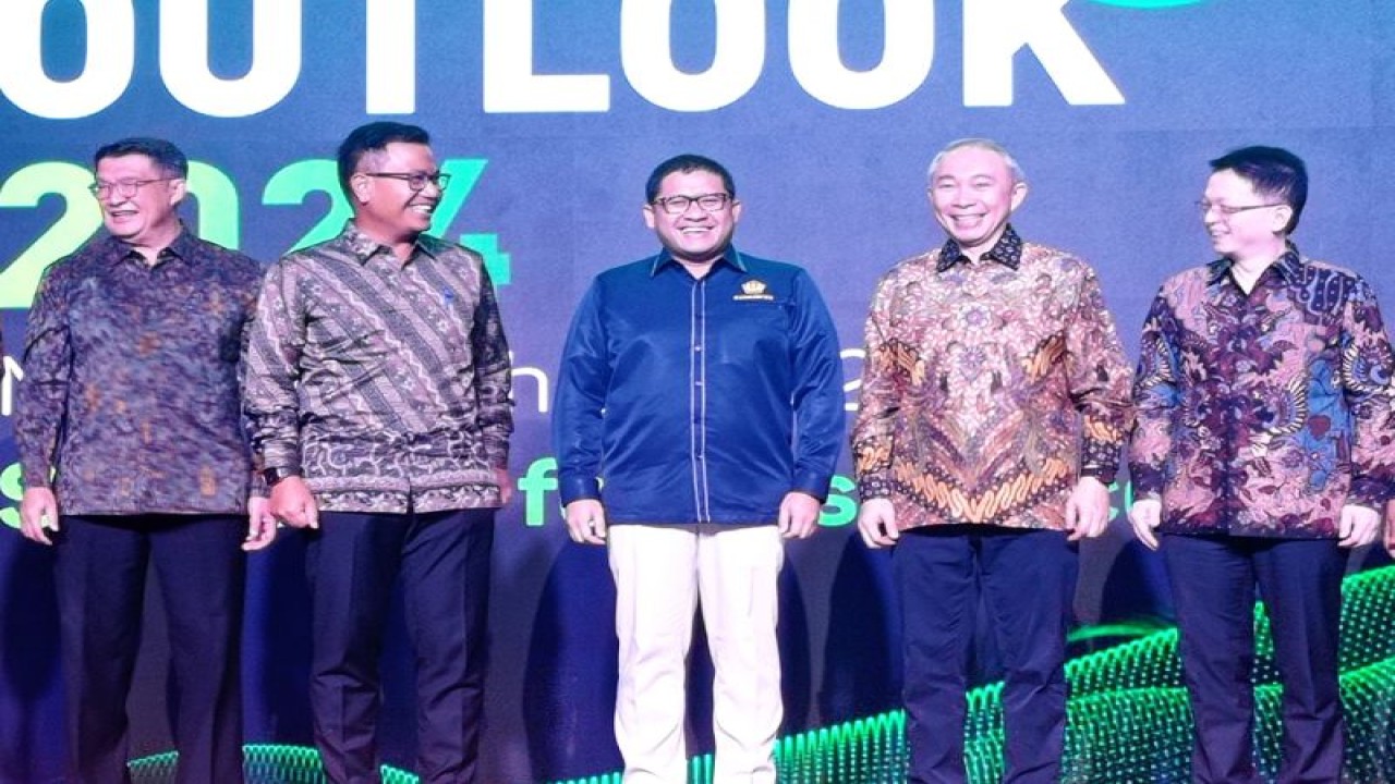 Kepala Badan Kebijakan Fiskal (BKF) Kementerian Keuangan Febrio Kacaribu (tengah) dalam Bank BTPN Economic Outlook 2024 di Jakarta, Rabu (22/11/2023). (ANTARA/Sanya Dinda)
