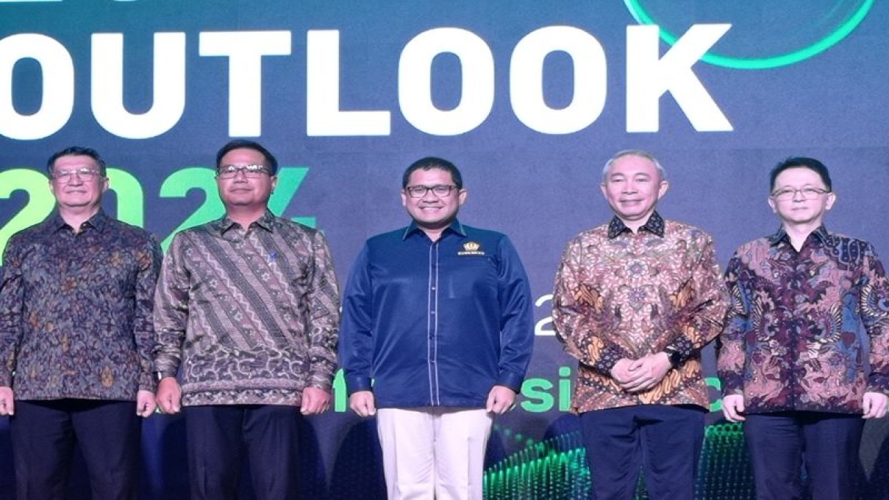Kepala Badan Kebijakan Fiskal (BKF) Kementerian Keuangan Febrio Kacaribu (tengah) dalam Bank BTPN Economic Outlook 2024 di Jakarta, Rabu (22/11/2023). (ANTARA/Sanya Dinda)