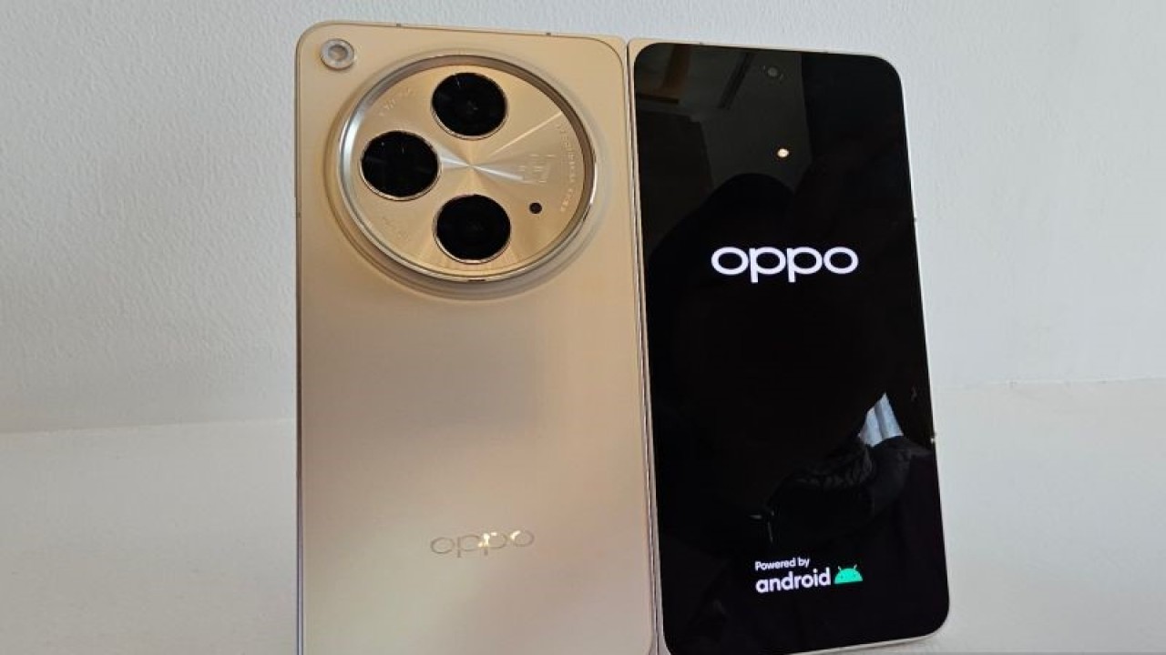 Tampilan Oppo Find N3 yang dipamerkan di tempat pelucurannya di Hotel Indonesia Kempinski, Jakarta Pusat, Senin (20/11/2023). (ANTARA/Livia Kristianti)