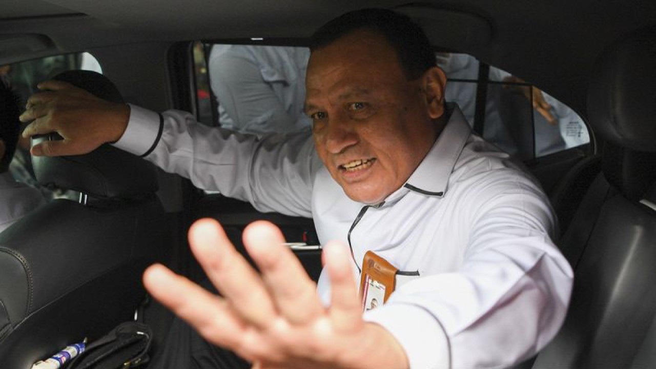 Arsip foto - Ketua Komisi Pemberantasan Korupsi (KPK) Firli Bahuri memasuki mobilnya usai memenuhi panggilan Dewan Pengawas (Dewas) KPK di Gedung Pusat Edukasi Antikorupsi KPK (ACLC), Jakarta, Senin (20/11/2023). ANTARA FOTO/M Risyal Hidayat/tom/aa.