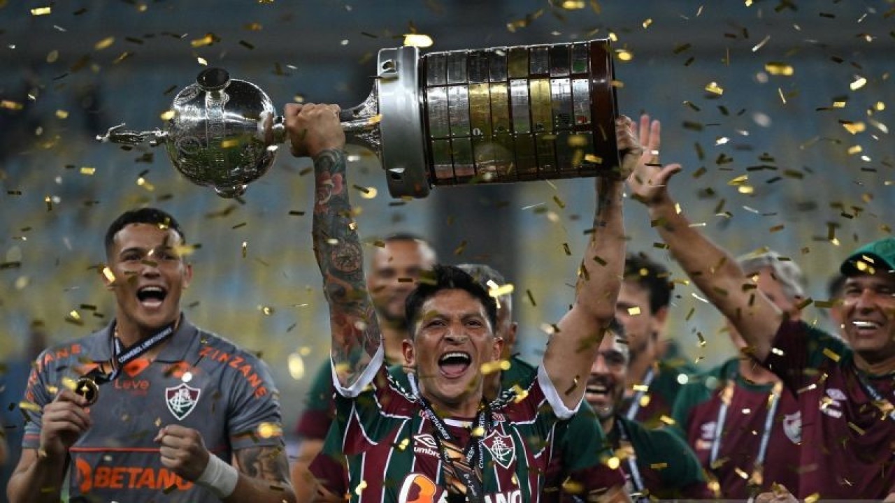 Penyerang Fluminense German Cano mengangkat trofi setelah memenangi final Piala Libertadores melawan Boca Juniors di Stadion Maracana, Rio de Janeiro, Sabtu (4/11/2023). (ANTARA/AFP/CARL DE SOUZA)