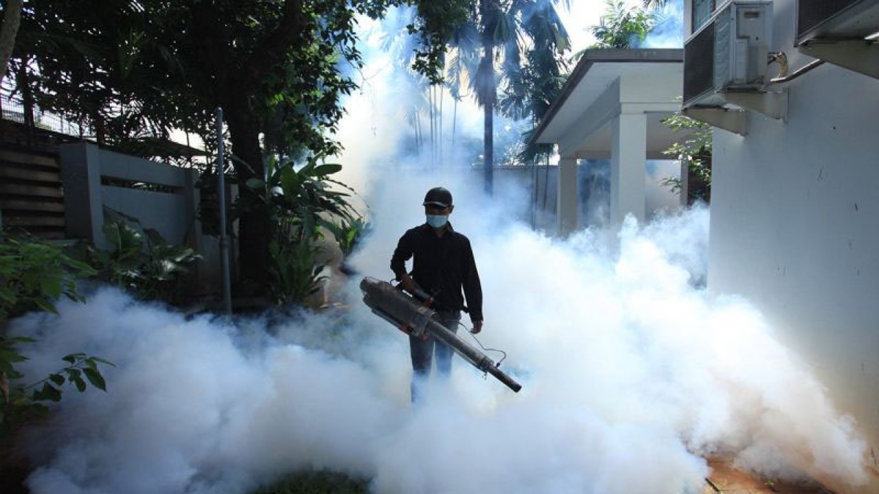 Ilustrasi: Petugas melakukan pengasapan (fogging) di permukiman warga di kawasan Puri Mutiara Raya, Cilandak Barat, Jakarta. ANTARA FOTO/Reno Esnir/foc/aa. (ANTARA FOTO/RENO ESNIR)