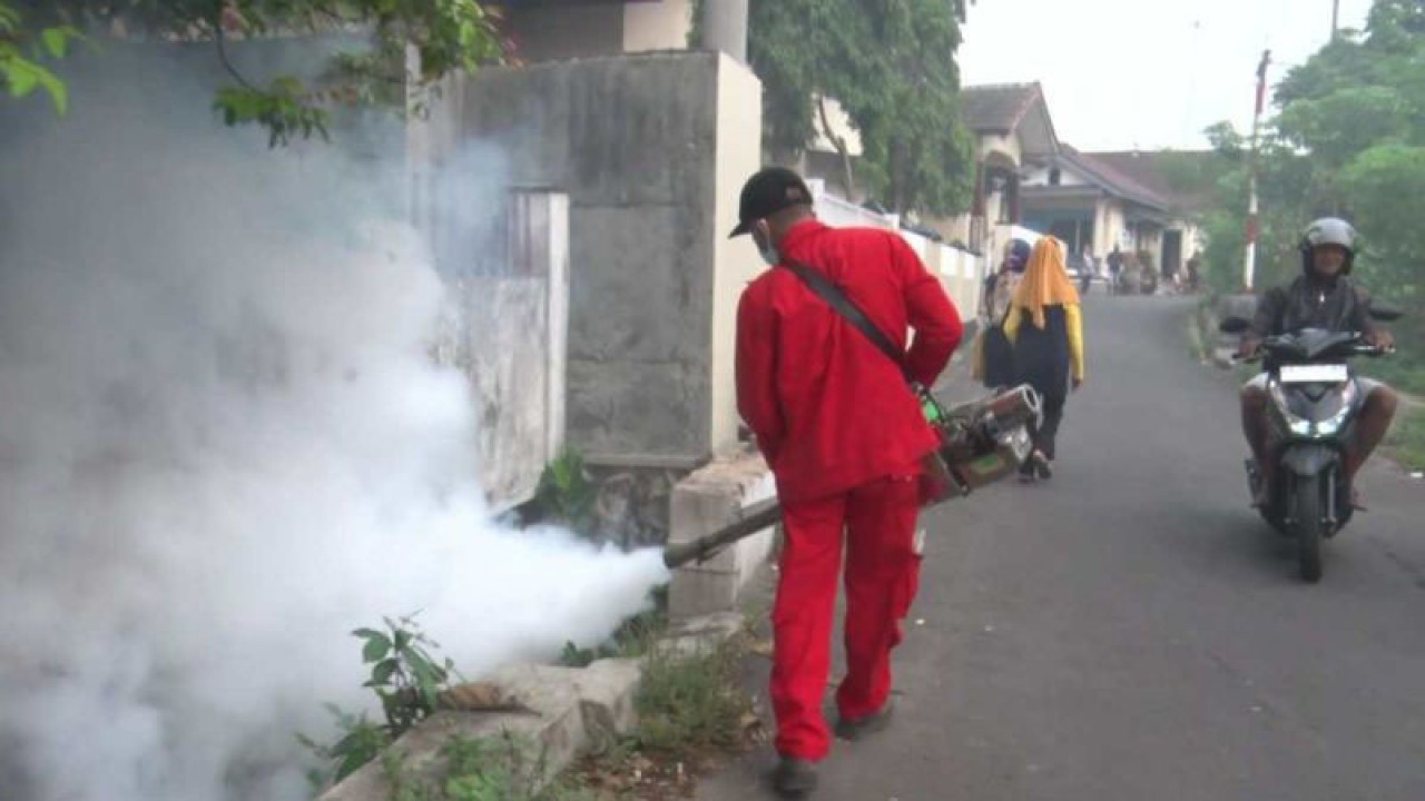 Penyemptotan sarang nyamuk Aides Aigepty di Temanggung, Jawa Tengah, Selasa (28/11/2023). ANTARA/Heru Suyitno.