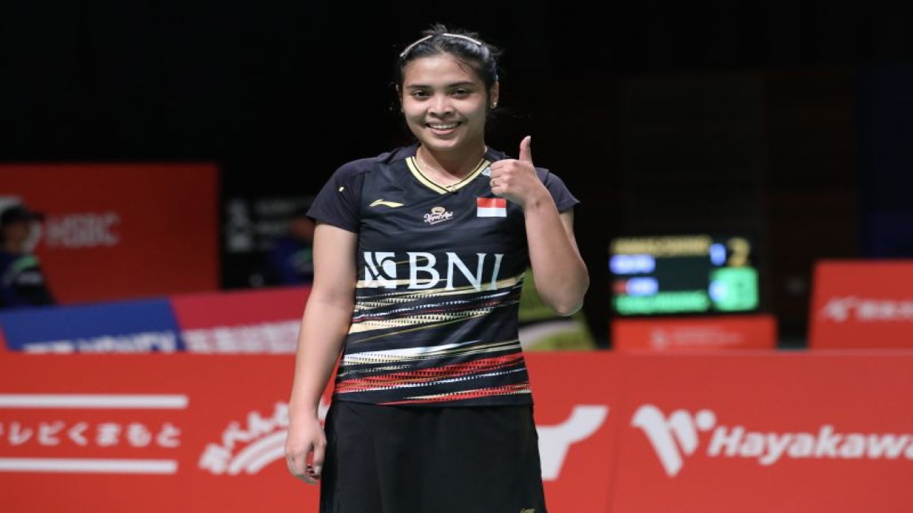 Tunggal putri Indonesia Gregoria Mariska Tunjung berpose usai memenangkan laga kontra Yeo Jia Min (Singapura) pada babak perempat final Kumamoto Masters 2023 di Jepang, Jumat (17/11/2023). (ANTARA/HO/PBSI)