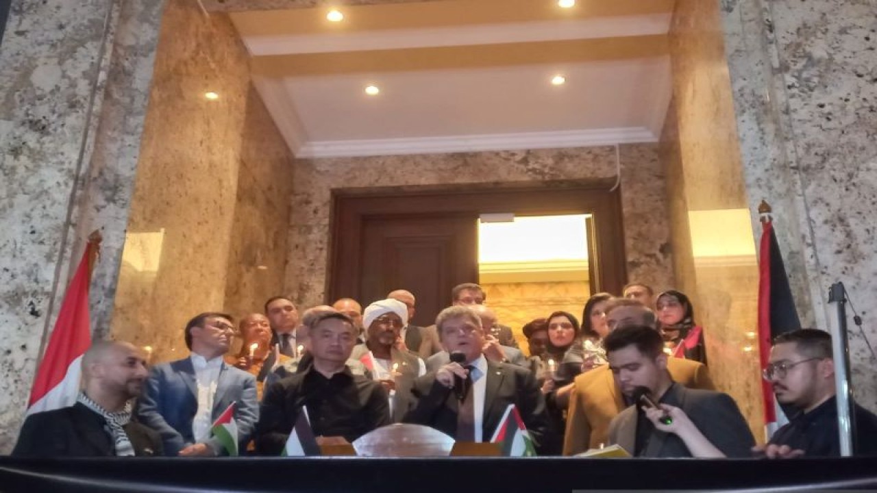 Duta Besar Palestina untuk Indonesia Zuhair Al-Shun (kedua kanan) dan pendiri Foreign Policy Community of Indonesia (FPCI) Dino Patti Djalal berkumpul dalam acara malam renungan di Kedubes Palestina di Jakarta, Kamis (2/11/2023). (ANTARA/Cindy Frishanti)