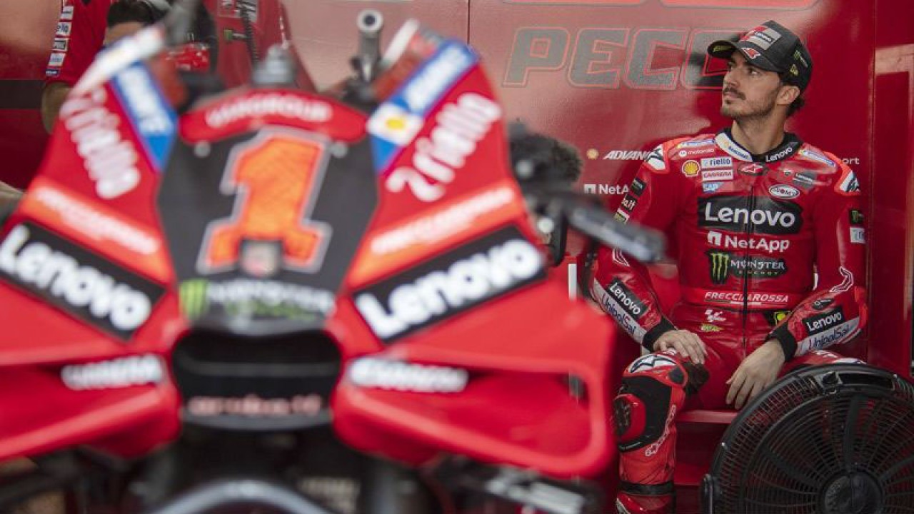 Pembalap Ducati Lenovo Team Francesco Bagnaia duduk di paddock pada sesi latihan bebas 2 MotoGP seri ke-15 di Pertamina Mandalika International Street Circuit, Lombok Tengah, NTB, Jumat (13/10/2023). ANTARA FOTO/Wahyu Putro A/aww/aa.