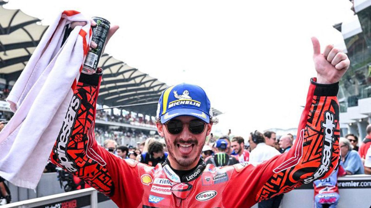 Pebalap tim Ducati Francesco Bagnaia melakukan selebrasi setelah memenangi Grand Prix Malaysia, Sirkuit Sepang, Minggu (23/10/2022) ANTARA/AFP/Mohd Rasfan/am.