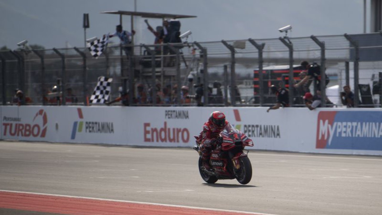 Pembalap Ducati Lenovo Team Francesco Bagnaia memasuki finish pada balapan MotoGP seri ke-15 di Pertamina Mandalika International Street Circuit, Lombok Tengah, NTB, Minggu (15/10/2023). Francesco Bagnaia menjuarai MotoGP Mandalika setelah menyelesaikan 27 lap dengan catatan waktu 41 menit 20,293 detik disusul pembalap Aprilia Racing Maverick Vinales dan pembalap Monster Energy Yamaha Fabio Quartararo. ANTARA FOTO/Wahyu Putro A/nz