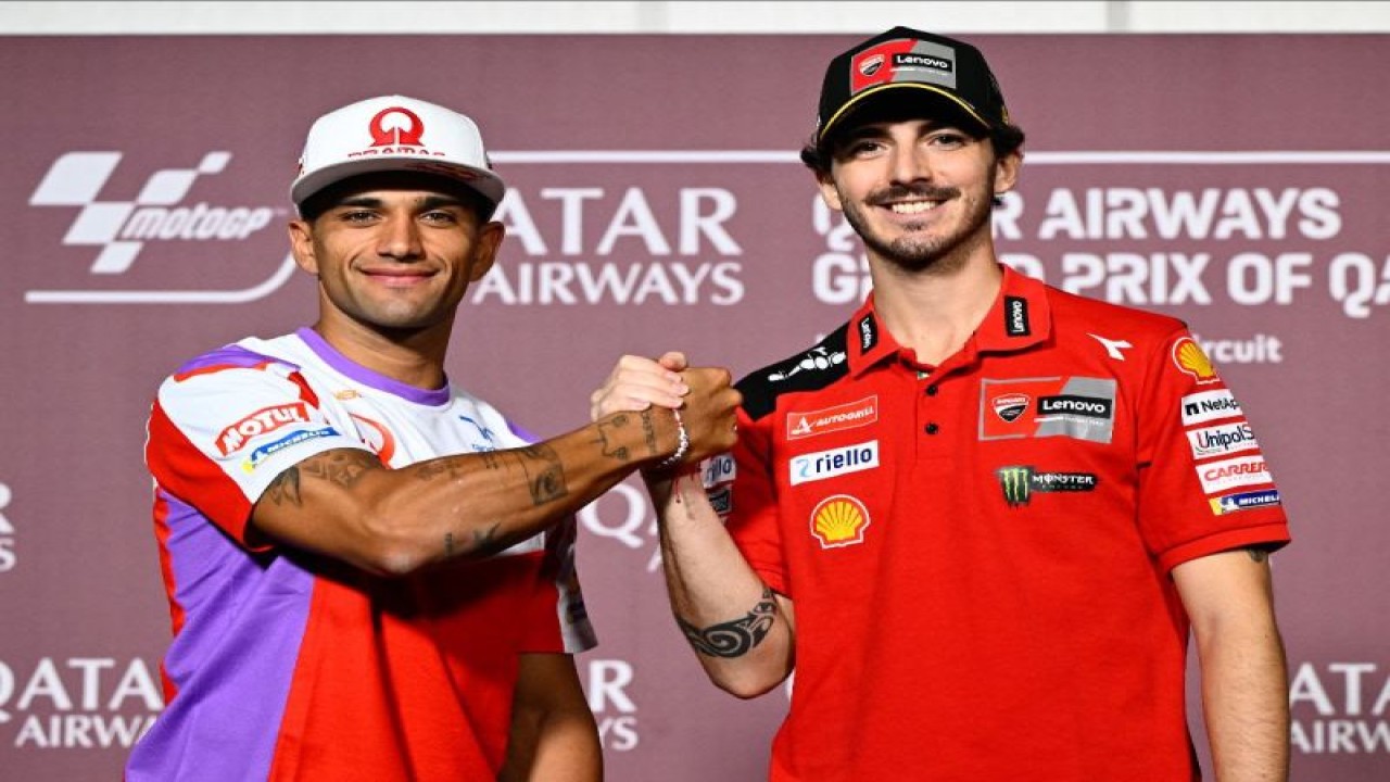 Francesco Bagnaia dan Jorge Martin berpose usai melakukan sesi wawancara jelang MotoGP Qatar, yang akan digelar 17-19 November 2023. (ANTARA/HO/MotoGP)