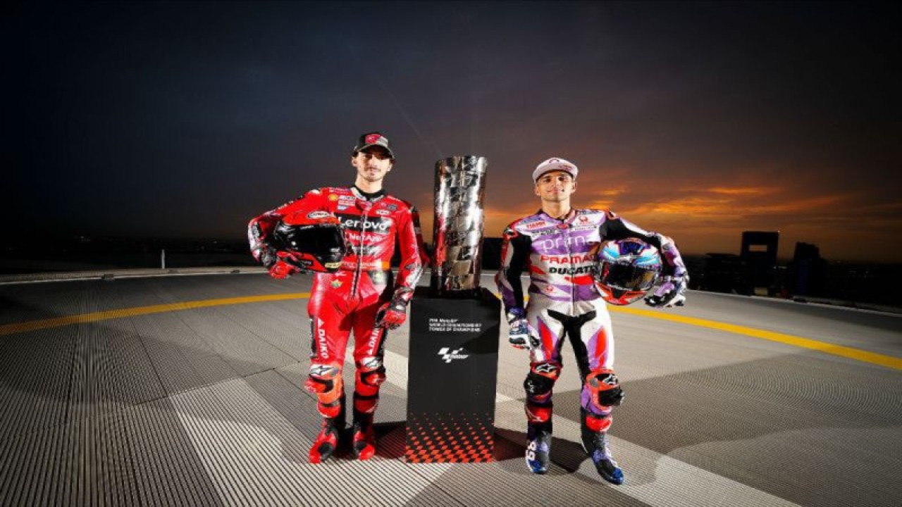 Francesco Bagnaia dan Jorge Martin berpose dengan piala juara dunia MotoGP musim 2023 jelang MotoGP Qatar di Sirkuit Lusail, 17-19 November 2023. (ANTARA/HO/MotoGP)
