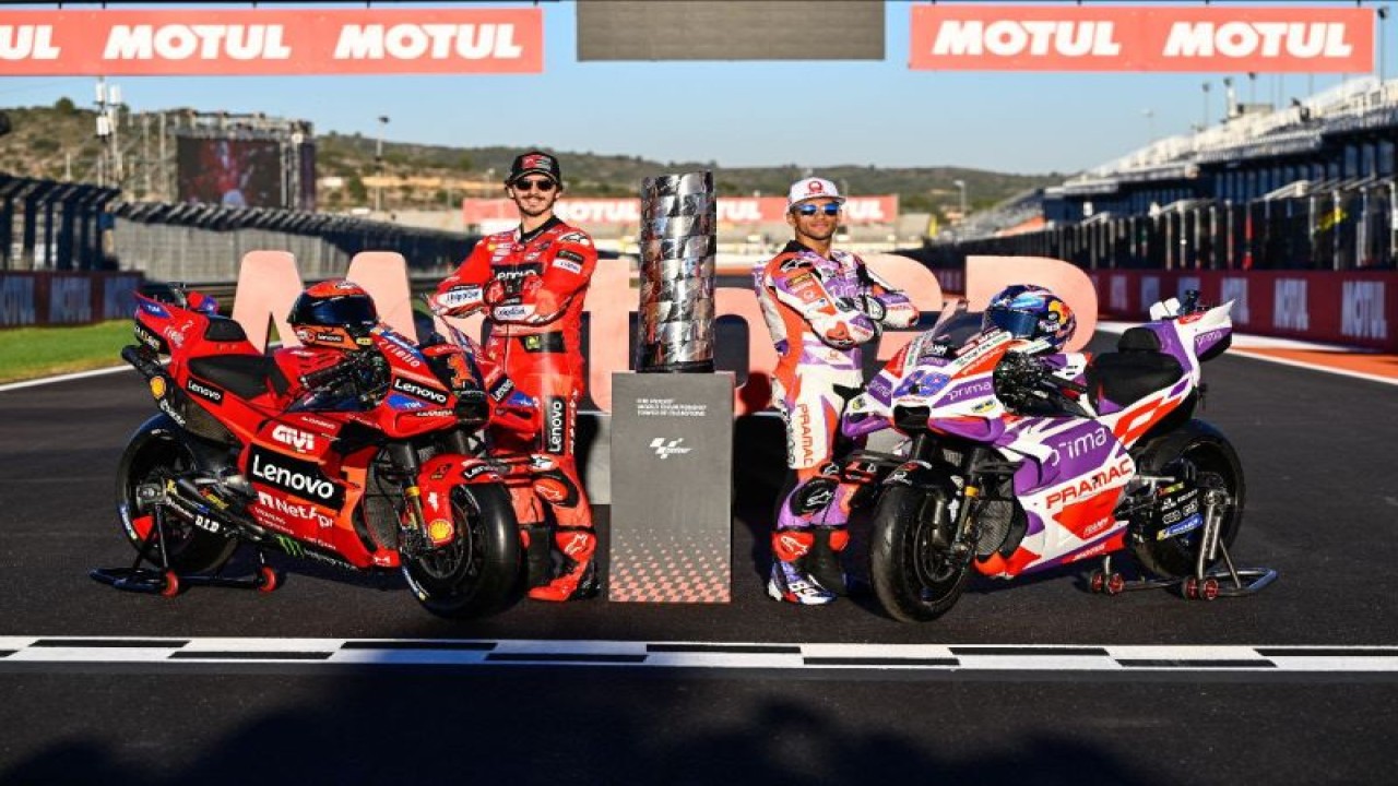 (Ki-ka) Francesco Bagnaia (Ducati Lenovo) dan Jorge Martin (Prima Pramac) berpose dengan piala juara dunia MotoGP 2023. (ANTARA/HO/MotoGP)