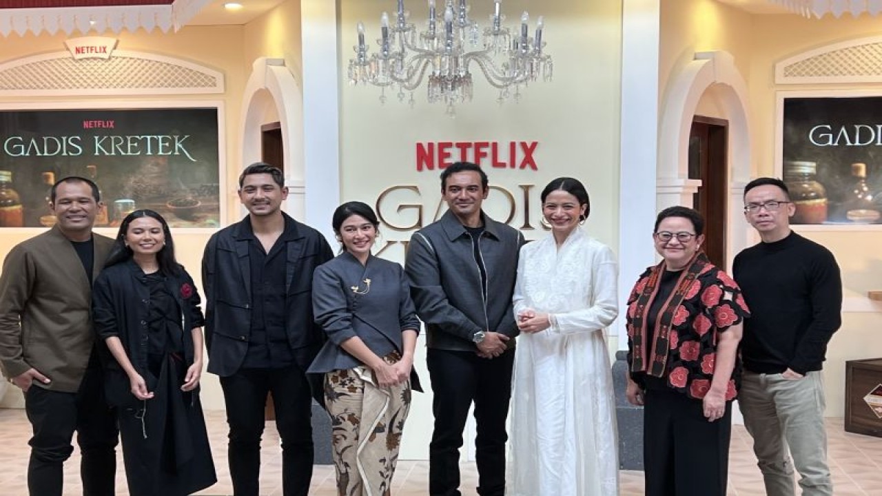 Suasana foto bersama dalam Konferensi Pers Gadis Kretek di Jakarta, Rabu (1/11/2023). ANTARA/Putu Indah Savitri