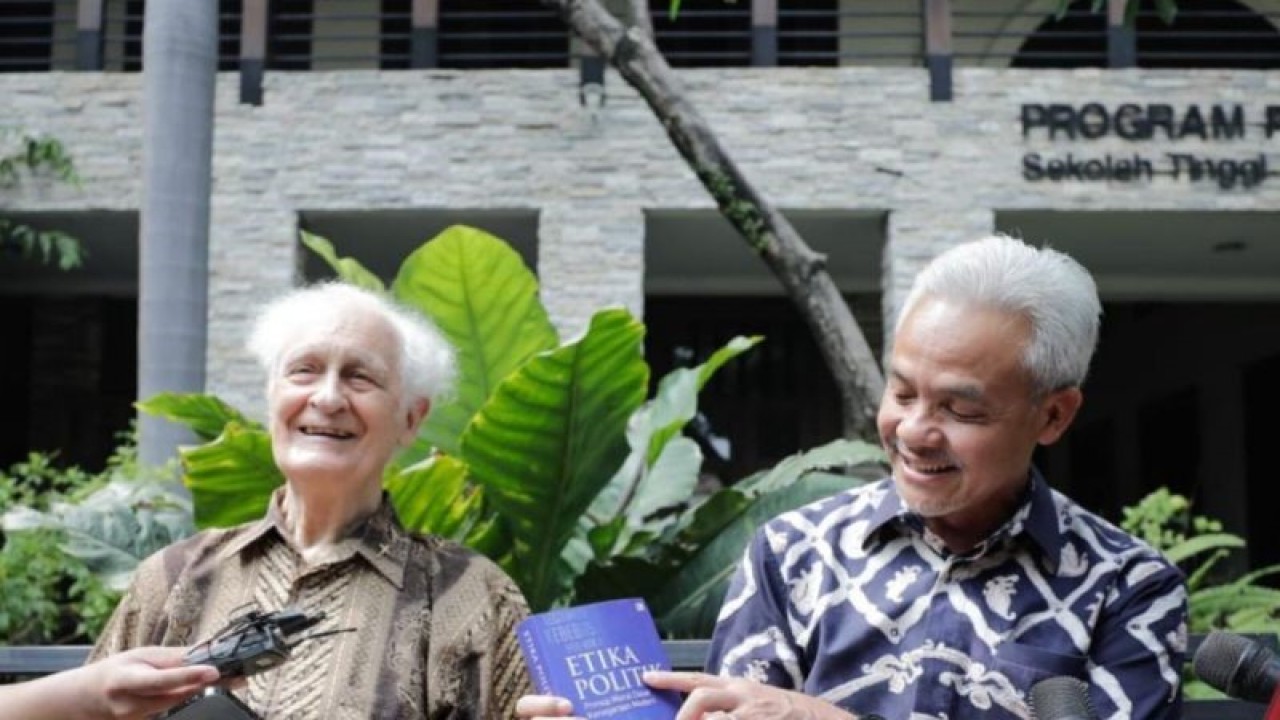 Capres nomor urut 3 Ganjar Pranowo bertemu Romo Magnis di Sekolah Tinggi Filsafat Driyarkara, Jakarta, Jumat (24/11/2023). (ANTARA/HO-Media Center TPN Ganjar-Mahfud)