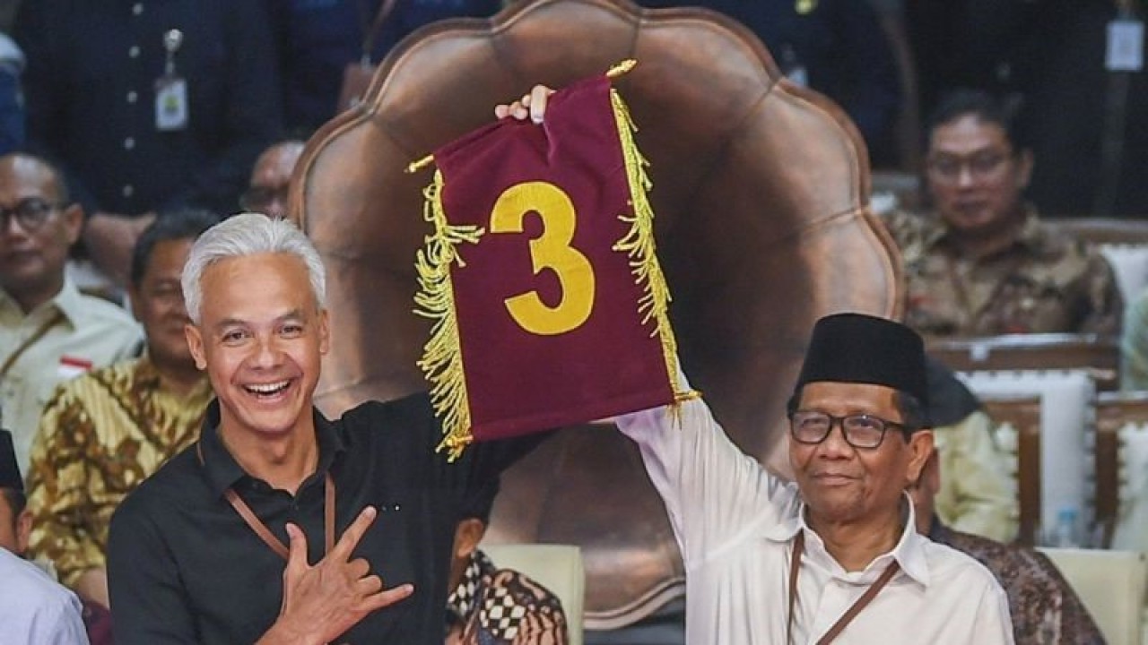 Pasangan Calon Presiden dan Wakil Presiden RI Ganjar Pranowo dan Mahfud Md. menunjukkan nomor hasil undian pada Rapat Pleno Terbuka Pengundian dan Penetapan Nomor Urut Pasangan Capres dan Cawapres Pemilu Tahun 2024 di Gedung KPU, Jakarta, Selasa (14/11/2023). ANTARA FOTO/Galih Pradipta/aa.