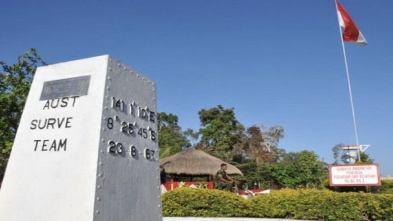 Seorang prajurit melintasi tugu perbatasan antara Republik Indonesia (RI) dengan Papua Nugini di distrik Sota, Kabupaten Merauke, Papua, Kamis (17/9/2021). Tugu perbatasan itu kerap dikunjungi wisatawan lokal maupun asing. ANTARA/Rosa Panggabean/Koz/ama/09