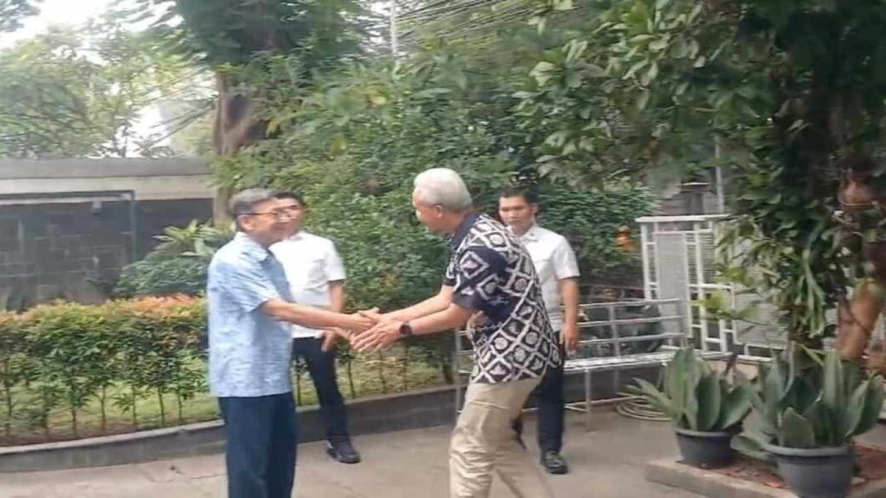 Calon presiden Ganjar Pranowo (kanan) bertemu dengan Wakil Presiden Ke-11 RI Boediono (kiri) di kawasan Gondangdia, Jakarta Pusat, Jumat (24/11/2023) (ANTARA/Walda Marison Tambunan)