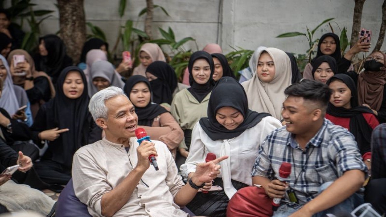 Bakal calon presiden Ganjar Pranowo (kiri depan) berbincang dengan generasi Z dan milenial di Palembang, Sumatera Selatan, Minggu (5/11/2023). Ganjar Pranowo pada kesempatan tersebut menerima berbagai masukan dari para generasi Z dan milenial sebagai bentuk komitmen dalam mendukung anak-anak muda di masa depan. ANTARA FOTO/Nova Wahyudi/nz