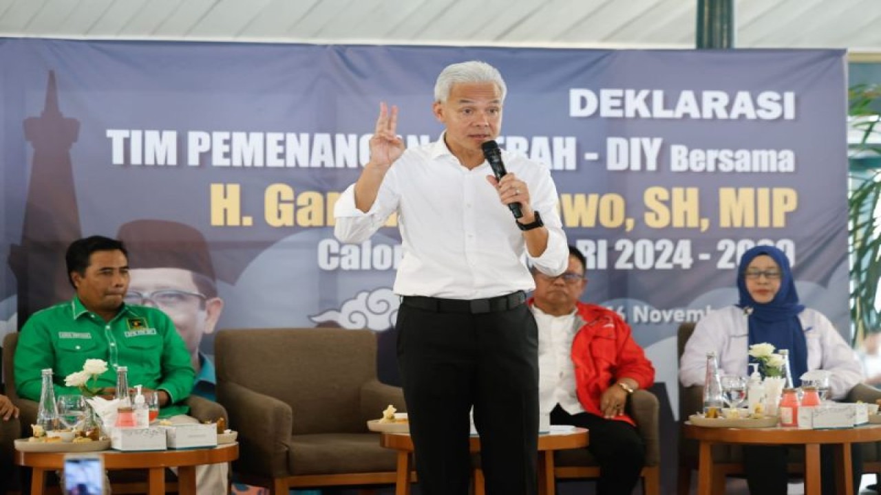 Calon Presiden RI Ganjar Pranowo menghadiri deklarasi dukungan dari Tim Pemenangan Daerah (TPD) Provinsi Daerah Istimewa Yogyakarta (DIY) di Pendopo Agung Ambarukmo, Kabupaten Sleman, DIY, Kamis (16/11/2023). ANTARA/HO-Tim Media Ganjar