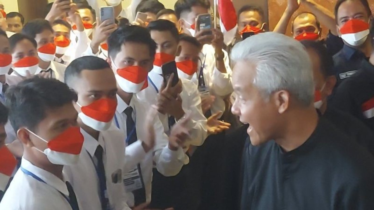 Calon Presiden 2024 Ganjar Pranowo berdialog dengan calon pekerja migran Indonesia program kerja sama pemerintah ( G to G) ke Korea Selatan di Kelapa Gading, Jakarta Utara, Kamis (9/11/2023). ANTARA/Abdu Faisal