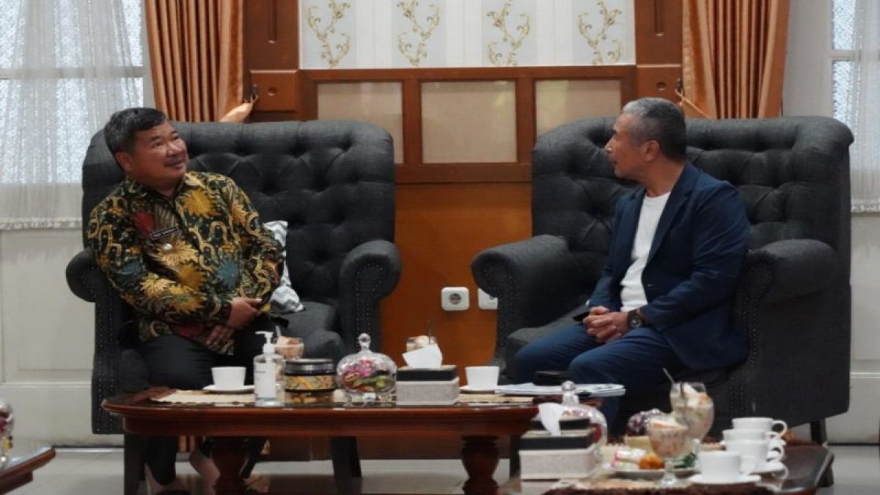 Bupati Garut Rudy Gunawan (kiri) menerima perwakilan dari Kota Gamagori Jepang di Ruang Pamengkang, Kecamatan Garut Kota, Kabupaten Garut, Jawa Barat, Selasa (14/11/2023). ANTARA/HO-Diskominfo Garut