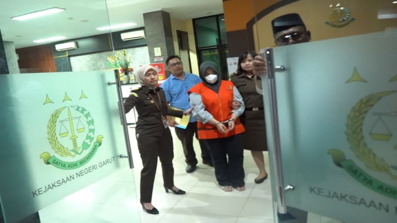 Petugas Kejari Garut membawa tersangka kasus tindak pidana korupsi setelah menjalani pemeriksaan di Kantor Kejari Kabupaten Garut, Jawa Barat, Senin (20/11/2023). ANTARA/HO-Kejari Garut
