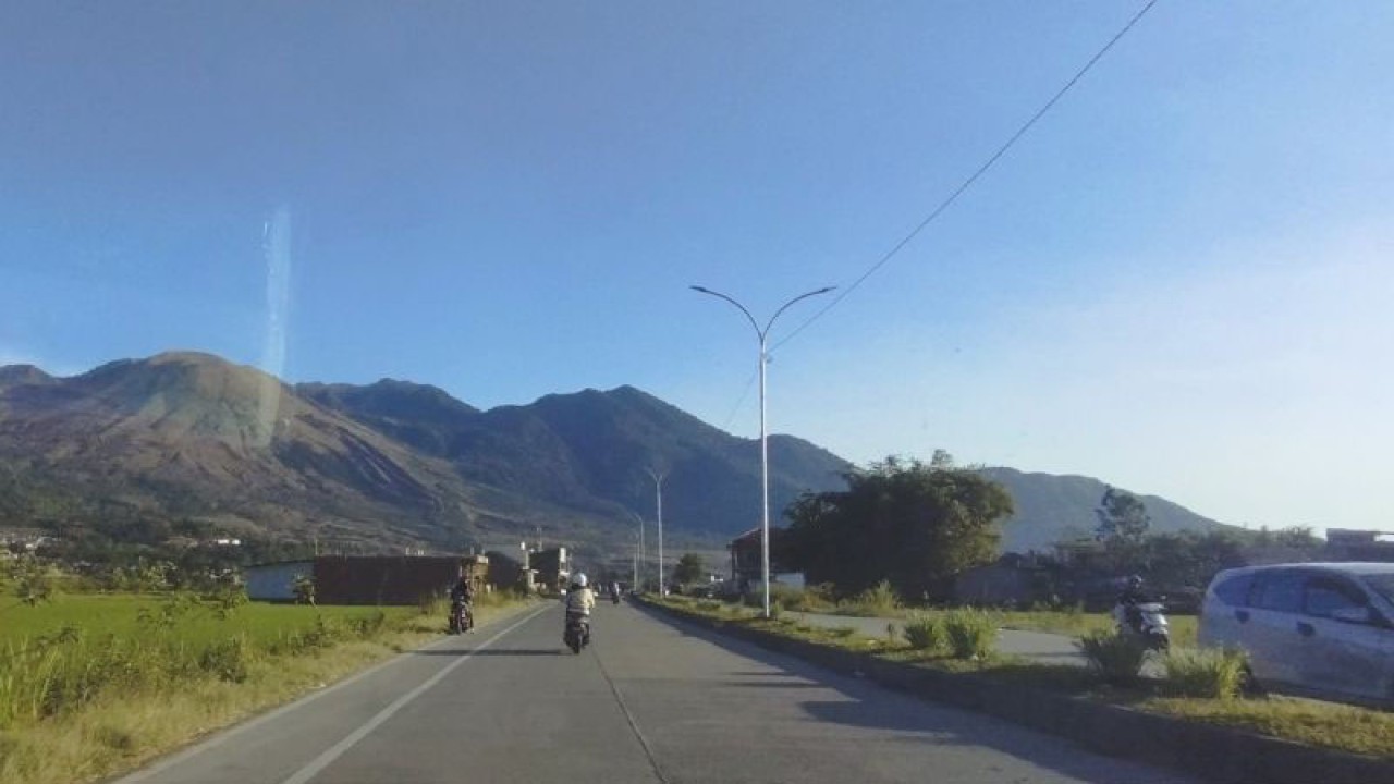 Suasana jalur wisata Jalan Ibrahim Adjie di Kecamatan Tarogong Kaler, Kabupaten Garut, Jawa Barat. ANTARA/Feri Purnama