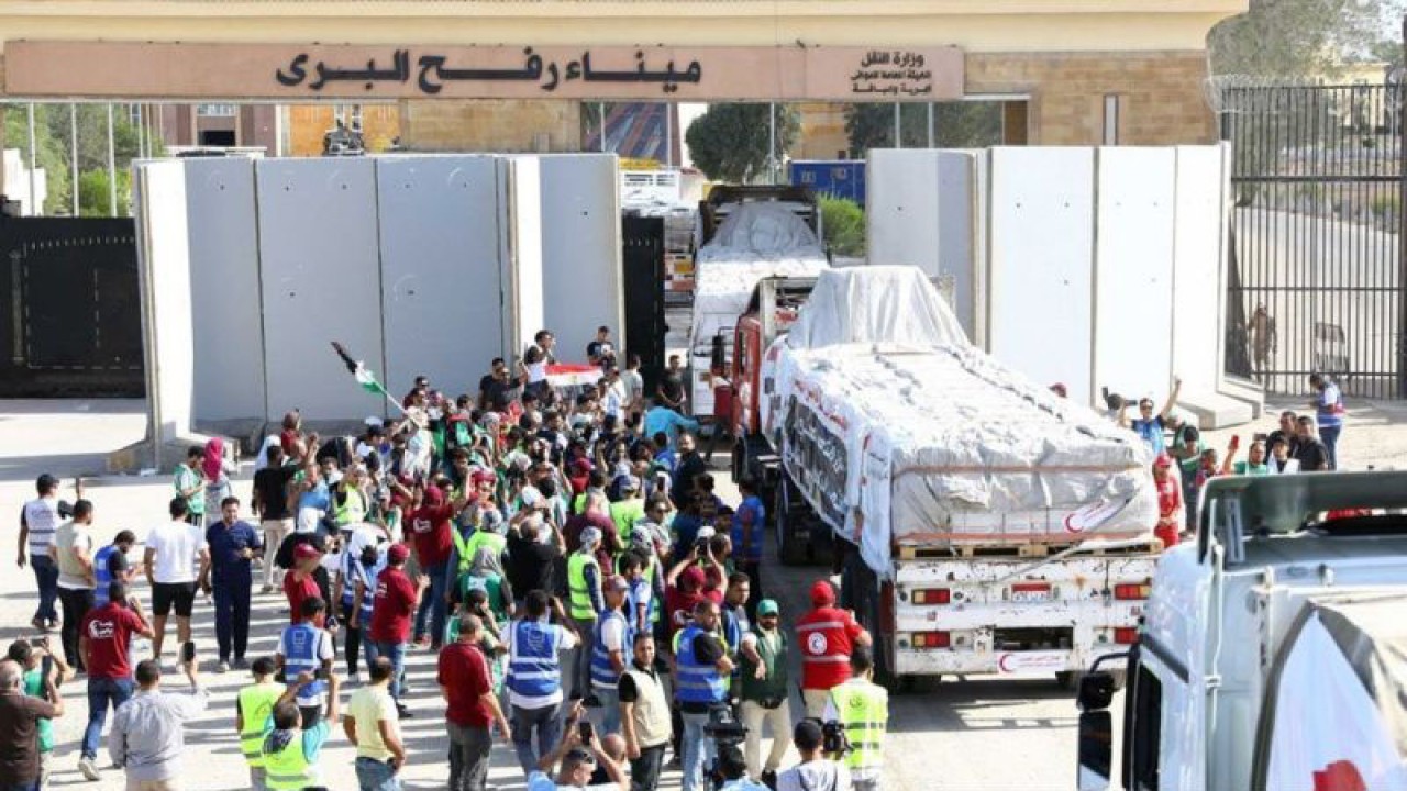 Truk-truk pengangkut bantuan kemanusiaan memasuki Gaza dari titik penyeberangan pada perbatasan Gaza-Mesir di Rafah, Mesir, Sabtu (21/10/2023). ANTARA/Xinhua/Ahmed Gomaa/tm/am.