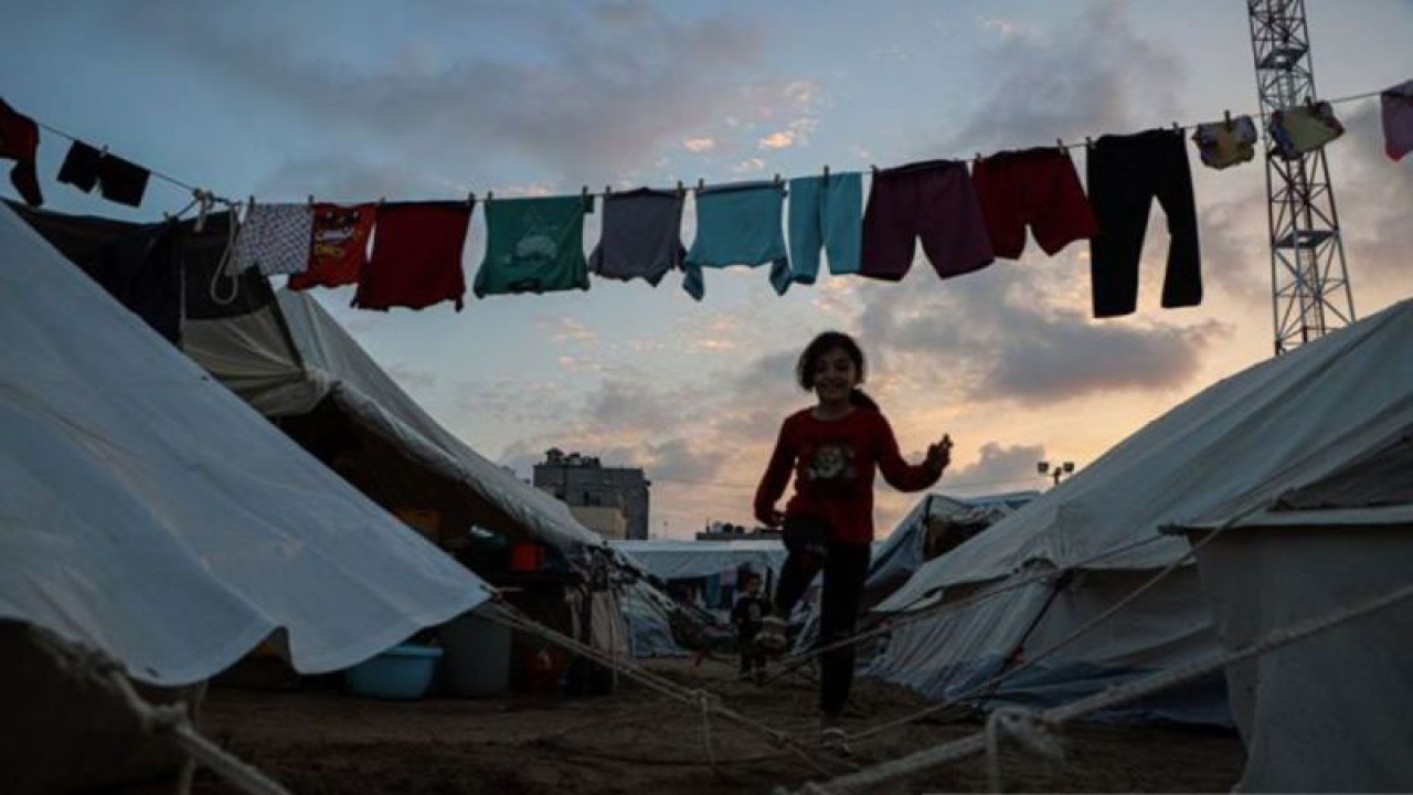 Arsip foto - Seorang anak perempuan terlihat di sebuah kamp yang berafiliasi dengan Badan Bantuan dan Pekerjaan PBB untuk Pengungsi Palestina di Timur Dekat (UNRWA) di kota Khan Younis, Jalur Gaza selatan, pada 1 November 2023. Angka terbaru yang dirilis UNRWA, yang memiliki sekitar 13.000 staf bekerja di Gaza, menyebut 670.000 pengungsi berlindung di 150 instalasi UNRWA. ANTARA/Xinhua/Rizek Abdeljawad/pri.