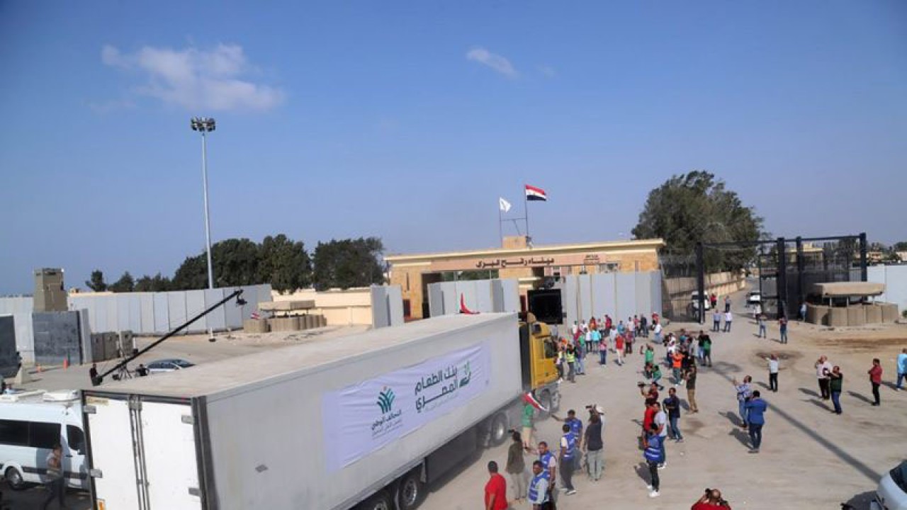 Sebuah truk bermuatan bantuan kemanusiaan bersiap memasuki Gaza di sisi Mesir dari perbatasan Rafah pada 22 Oktober 2023. ANTARA/Xinhua/Ahmed Gomaa/aa.