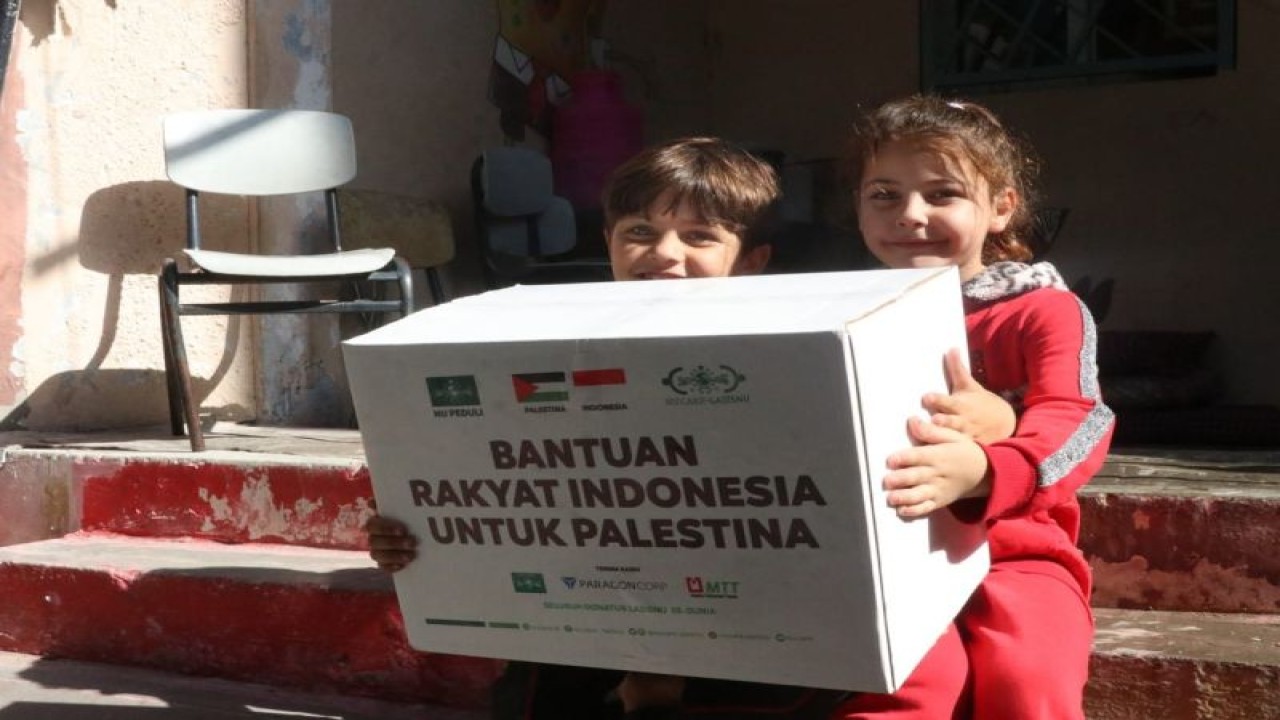 Bantuan kemanusiaan yang diterima oleh anak-anak di Gaza, Palestina. (ANTARA/HO-NU Care)