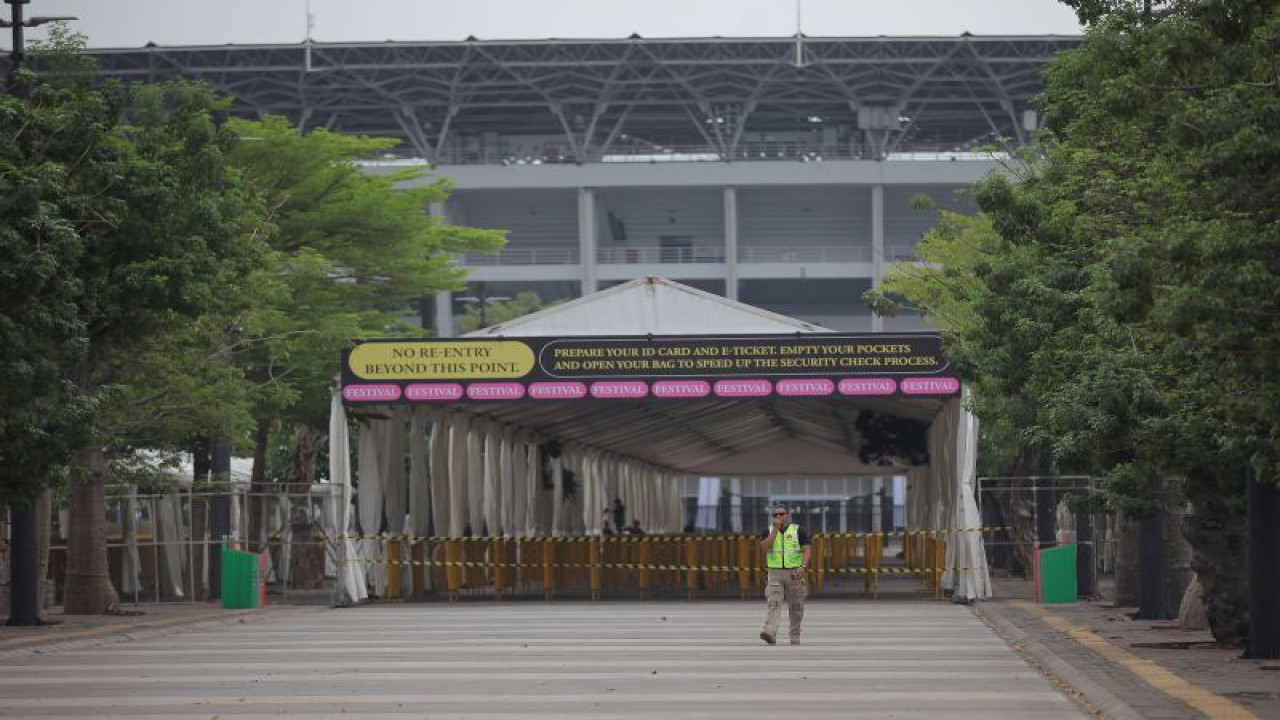 Pekerja melakukan persiapan jelang konser Coldplay di Stadion Utama Gelora Bung Karno, Jakarta, Selasa (14/11/2023). ANTARA FOTO/Reno Esnir/tom.