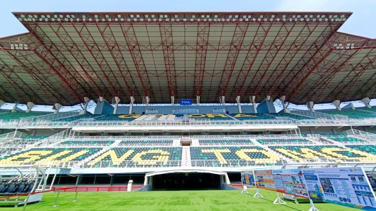 Sejumlah petugas meninjau tribun media di Stadion Bung Tomo (GBT) Surabaya, Minggu (28/10/2023). (ANTARA Jatim/Naufal Ammar Imaduddin)