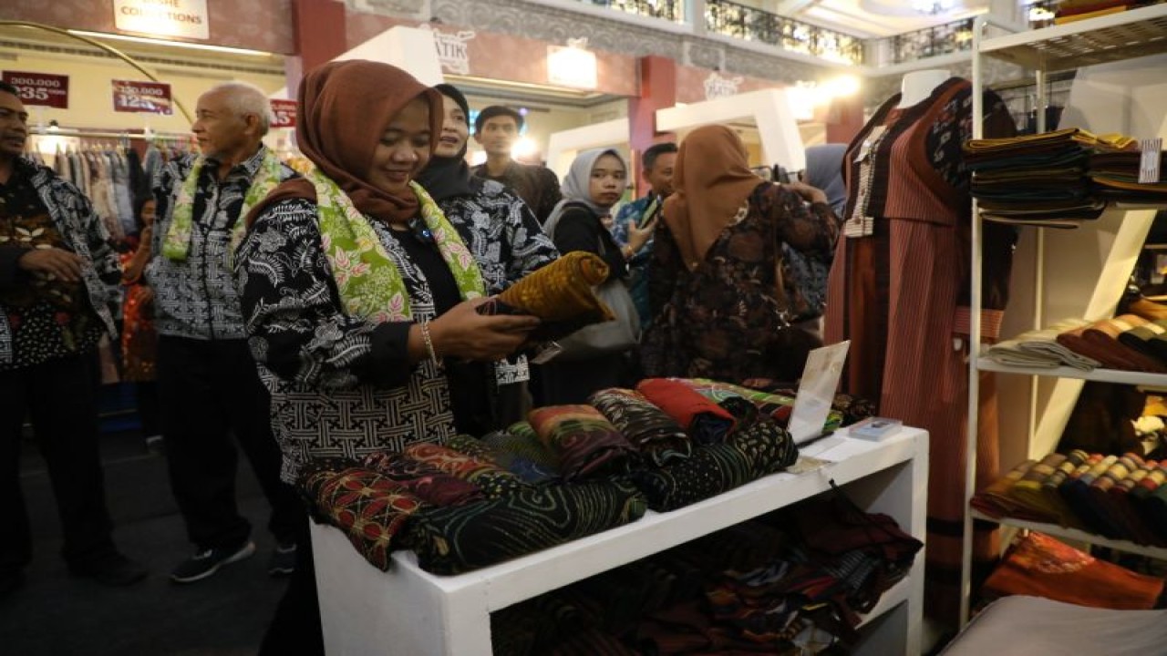 Bupati Sleman Kustini Sri Purnomo meninjau gerai pada Gebyar Batik Sleman 2023 di Sleman, Kamis (2/11/2023). ANTARA/HO-Bagian Prokopim Setda Sleman