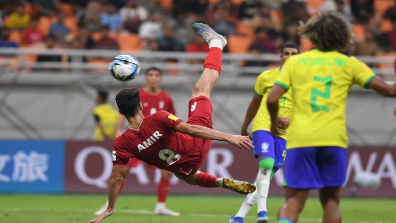Pesepak bola Timnas Iran Amirmohammad Razaghinia melakukan tendangan salto saat laga melawan Brazil pada babak penyisihan Grup C Piala Dunia U-17 di Jakarta International Stadium, Jakarta, Sabtu (11/11/2023). ANTARA FOTO/Akbar Nugroho Gumay/nz (ANTARA FOTO/AKBAR NUGROHO GUMAY)