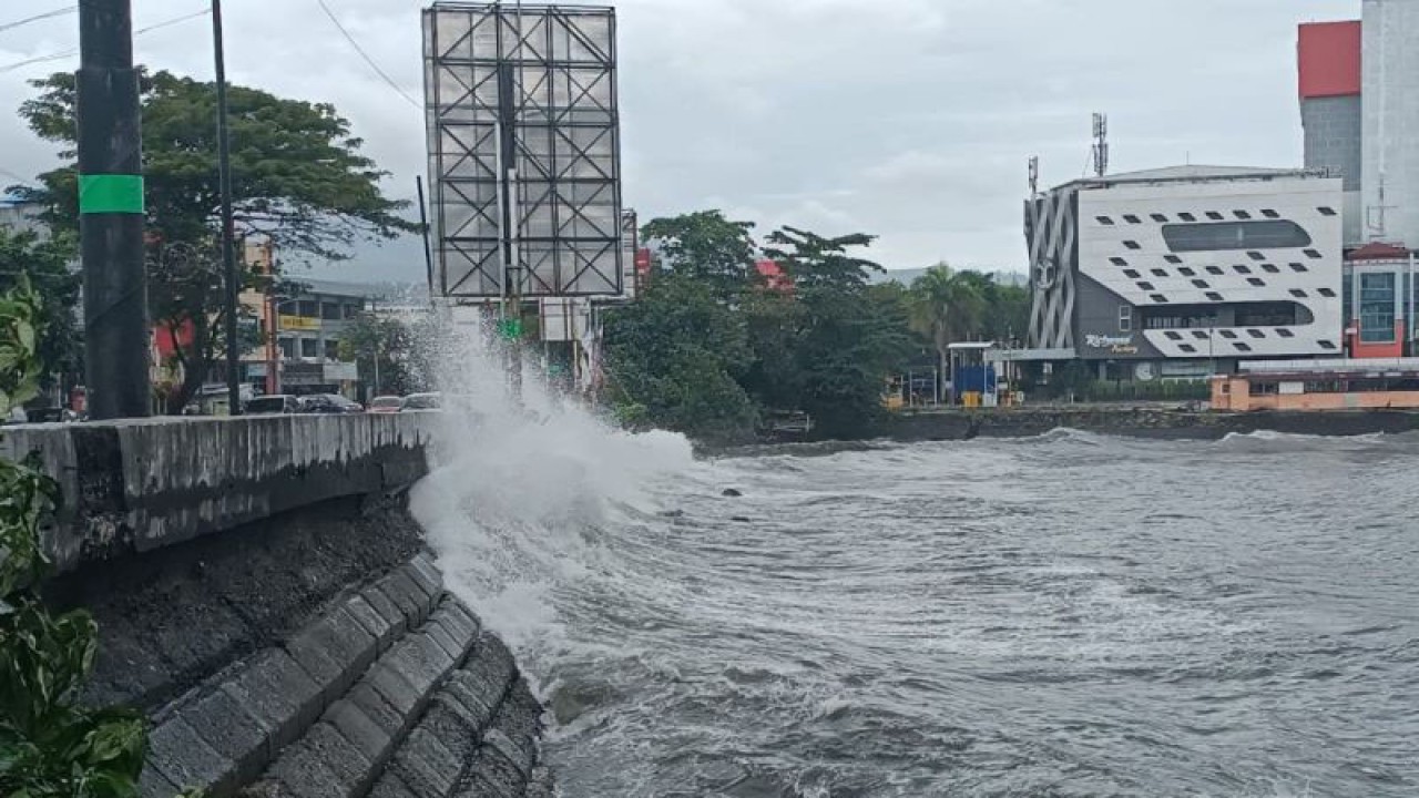 Gelombang tinggi menghantam pesisir teluk Manado. ANTARA/Karel A Polakitan
