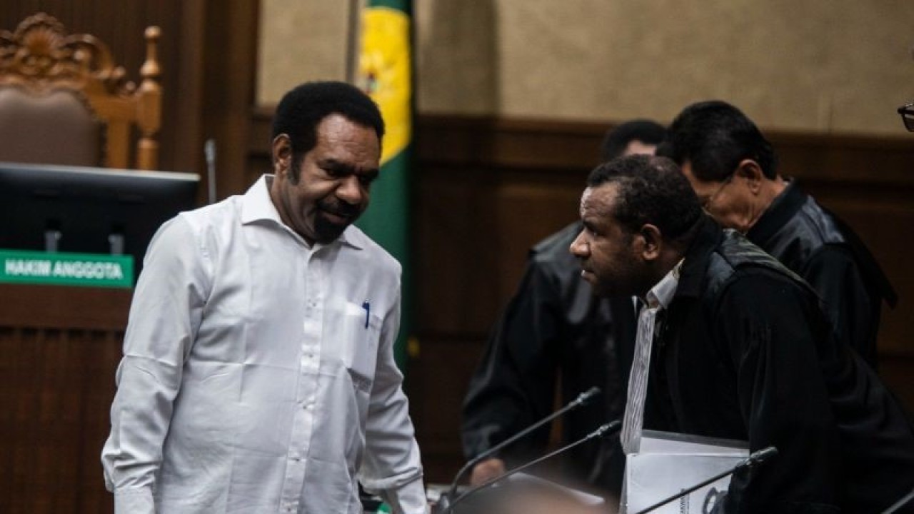 Mantan Kepala Dinas Pekerjaan Umum dan Penataan Ruang (Kadis PUPR) Papua Gerius One Yoman menjalani sidang dakwaan, di PN Jakarta Pusat, Senin (13/11/2023). ANTARA FOTO/Bayu Pratama)
